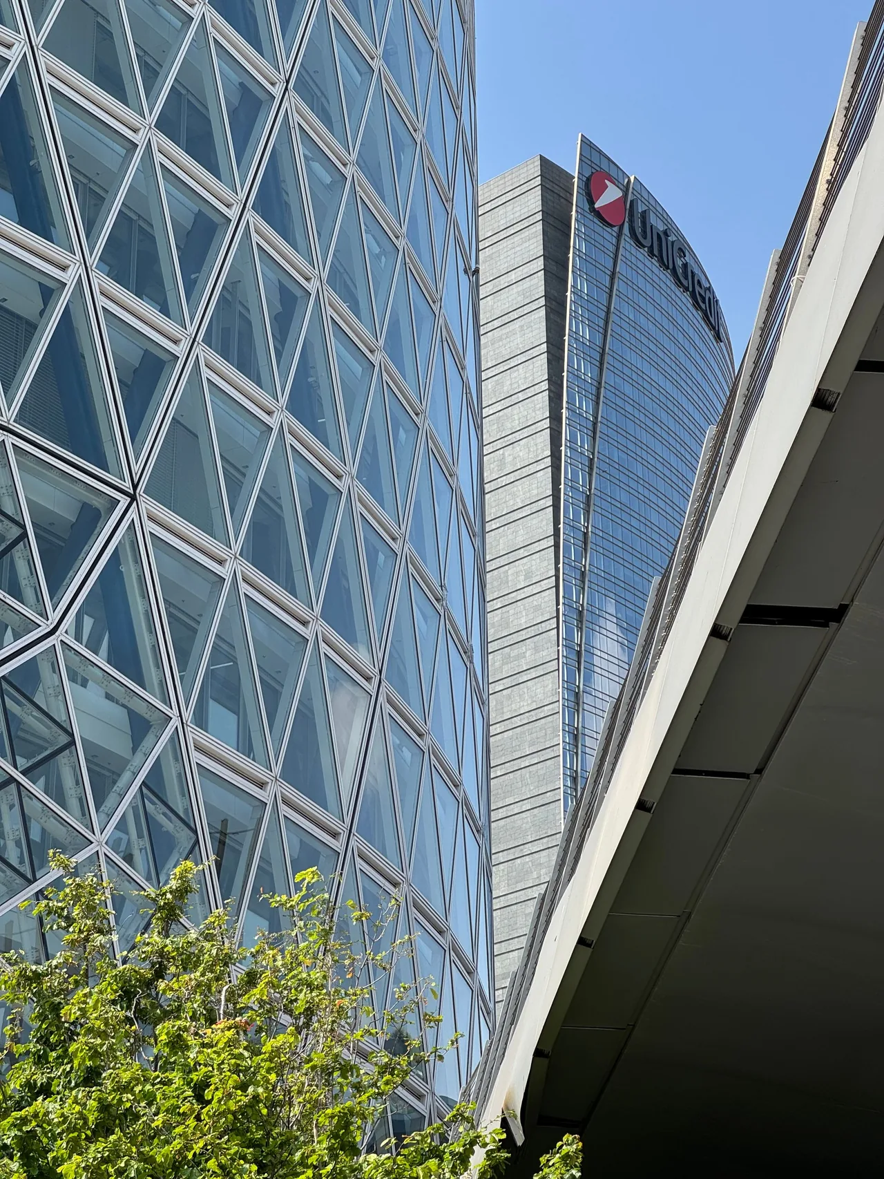 Architetture contemporanee nel quartiere degli affari di Milano